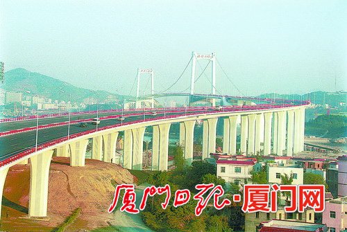 1999年12月30日,海沧大桥建成通车。这座由厦门路桥建造的世界第二、亚洲第一的三跨连续全漂浮钢箱梁悬索桥,不仅是厦门本岛与外界联系的重要通道,也是现代化厦门的重要标志,更证明中国的造桥技术已达到世界水平。 (资料图/郑宪 摄)