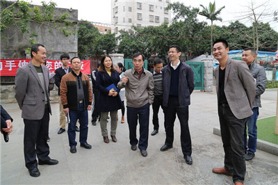 海沧区委常委统战部部长章春杰调研新阳街道重点村居打造工作情况