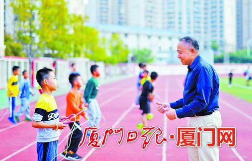 双十中学海沧附属学校校长黄马福从零起步带领师生打造现代化美丽校园